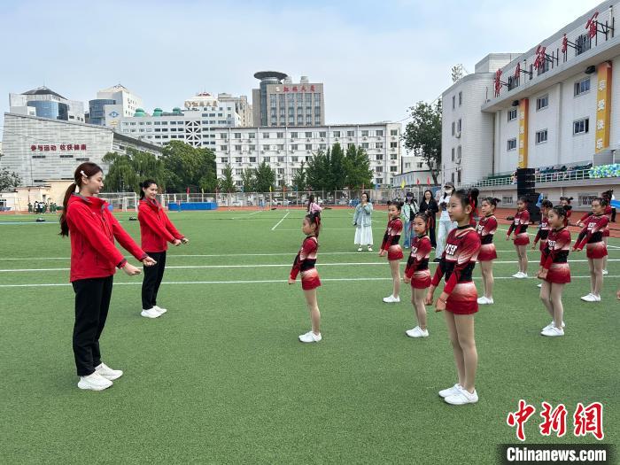 奥运冠军与小学生共舞啦啦操 传递中华体育精神