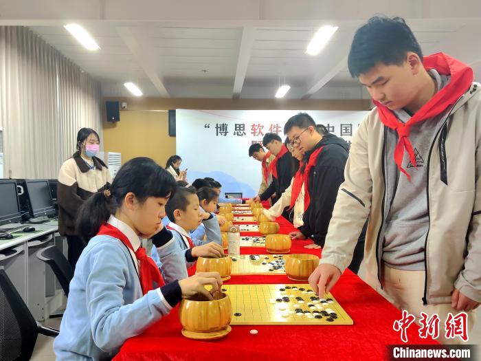 福州围棋国手进校园 陆妍竹李泽锐对弈展风采