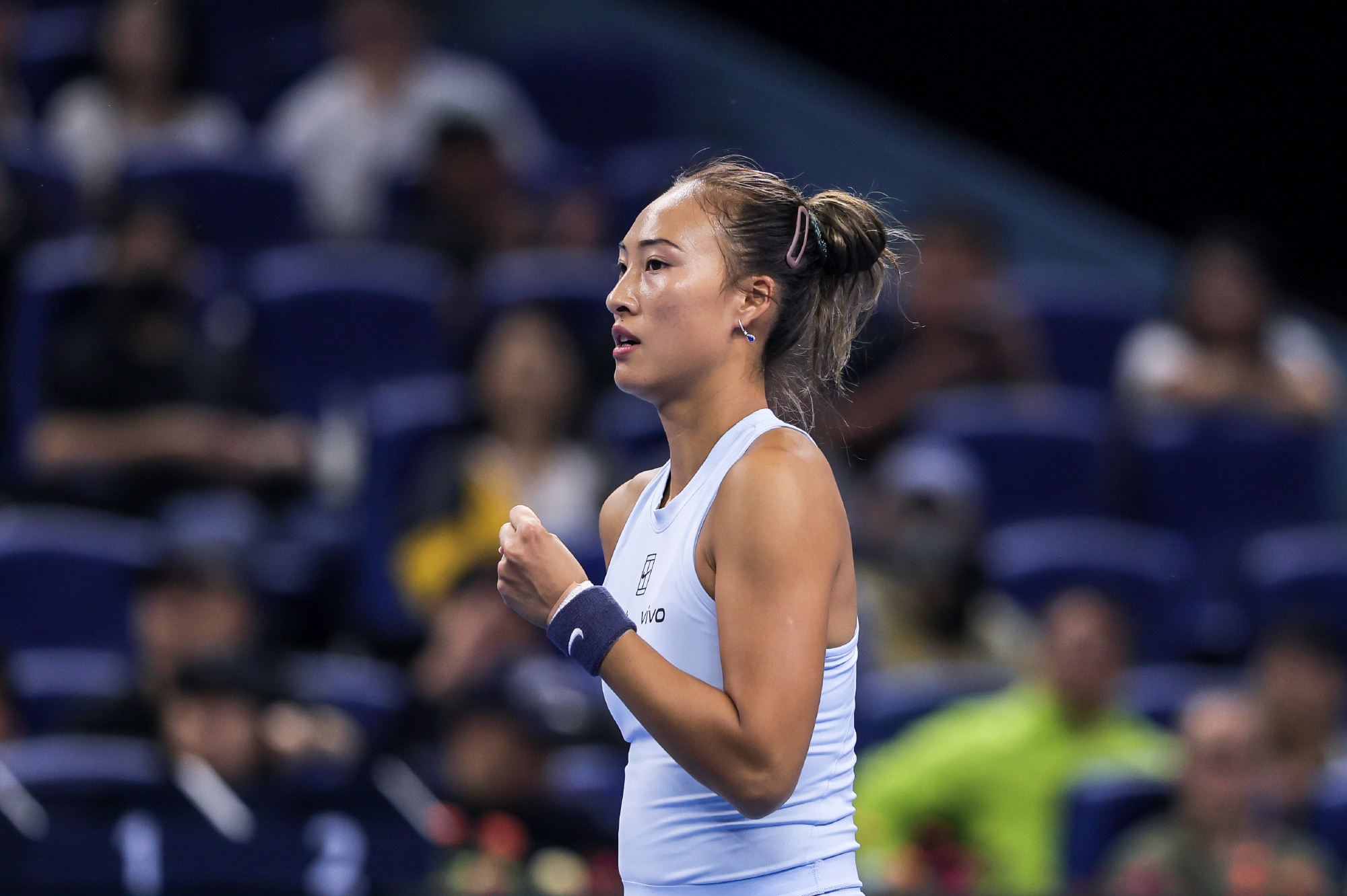 郑钦文复出首战告捷 中网女单次轮力克阿朗戈