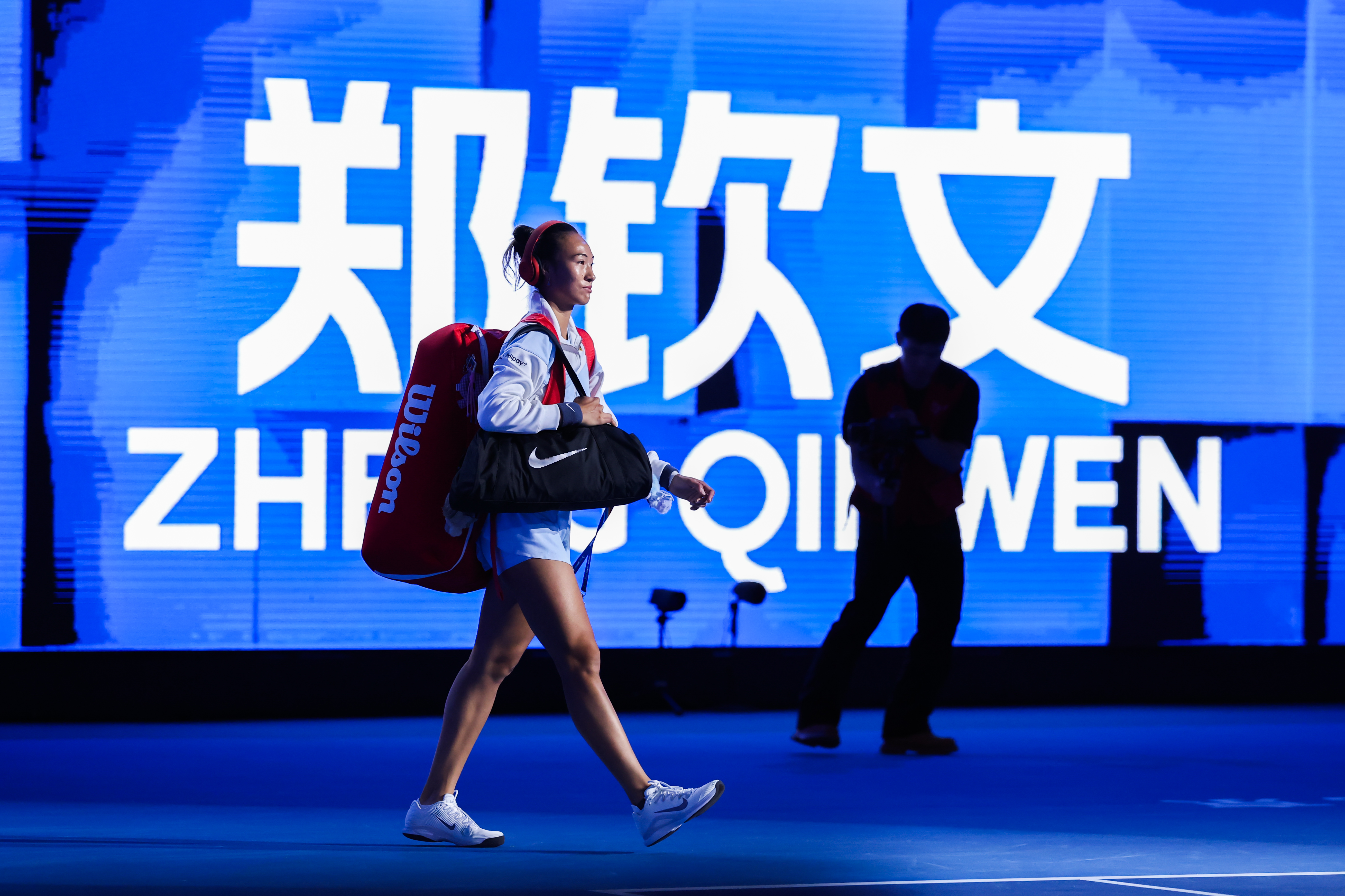 郑钦文复出首战告捷 中网女单次轮力克阿朗戈